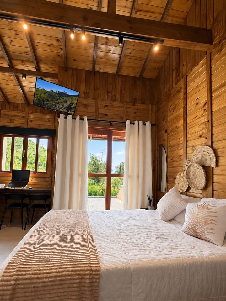 Estúdio 1: cama de casal, mesa de trabalho e Smart TV