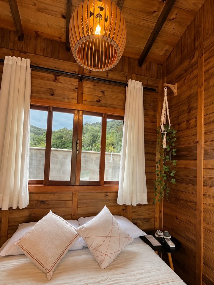 Estúdio 4: cama de frente para a janela